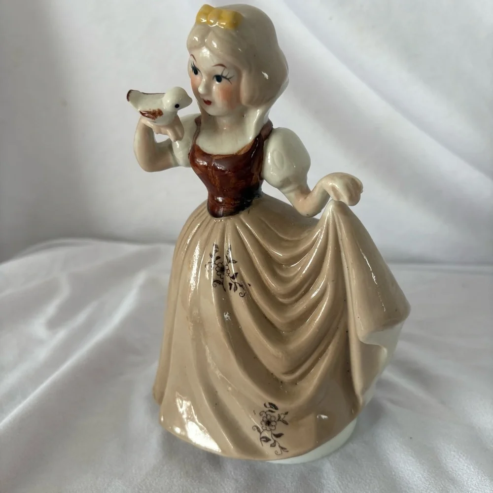 Vintage 60s Snow White ceramic figurine music box home decor Disney